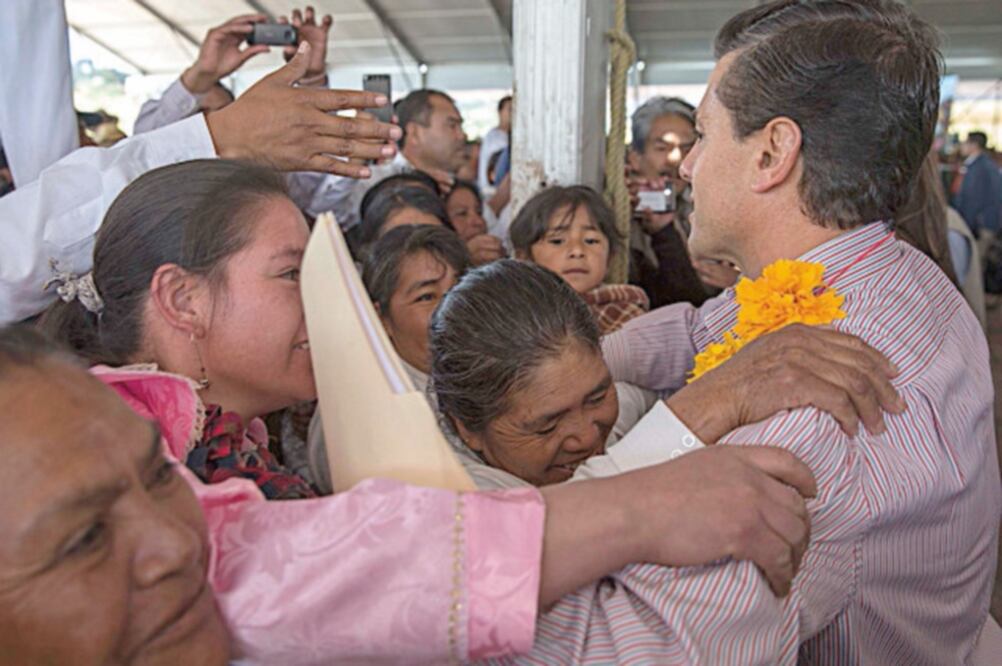 Durante los eventos en los que participa el Presidente, los ciudadanos le entregan peticiones en fólderes, cartas y hojas de cuadernos (FOTOS: PRESIDENCIA)