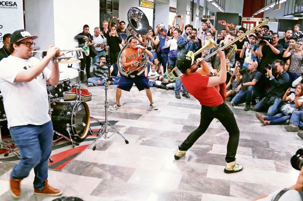 La banda interpretó tres temas en la estación Zapata, también se presentó en el Teatro Metropólitan (AGUSTIN SALINAS/EL UNIVERSAL.)