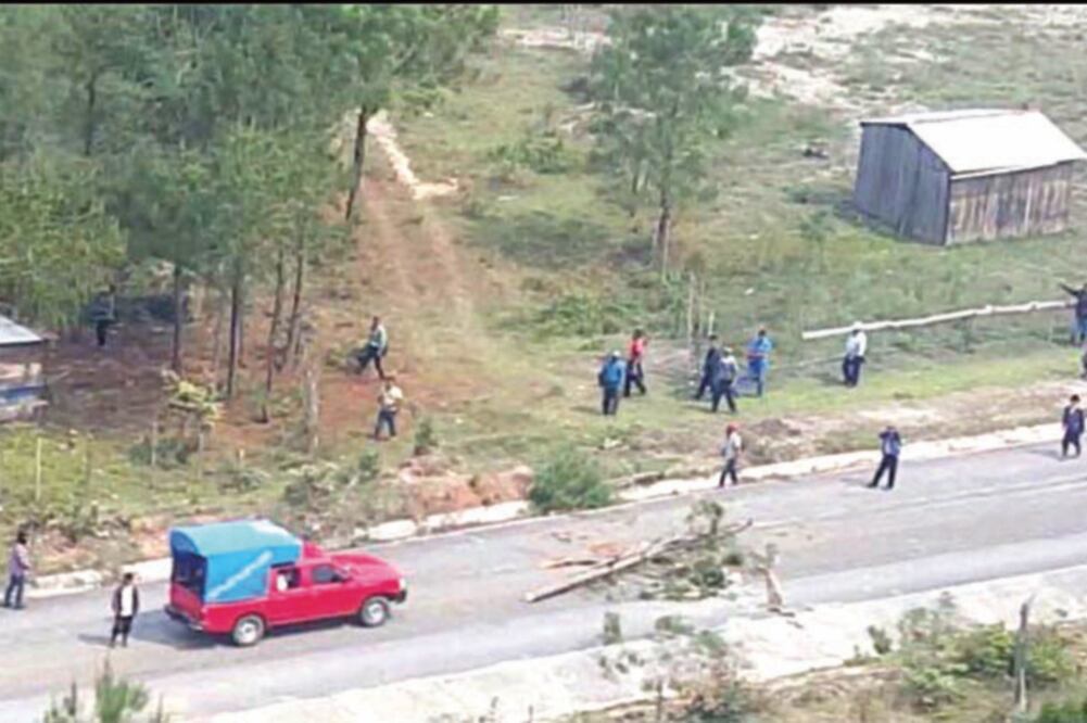Un grupo de opositores al alcalde bloqueó la salida de la ambulancia donde iban los niños, la madre tuvo que buscar otro transporte al hospital (ESPECIAL)