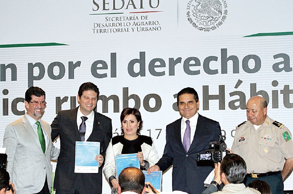 La secretaria de Desarrollo Agrario, Territorial y Urbano, Rosario Robles, y el gobernador de Michoacán, Silvano Aureoles, en un foro celebrado en Morelia (SEDATU)