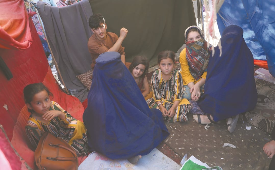 Una maestra, con un burka y que se identificó como Nilofar (izquierda), durante una entrevista con AP, dentro de su carpa en un parque público en Kabul. Foto: RAHMAT GUL. AP