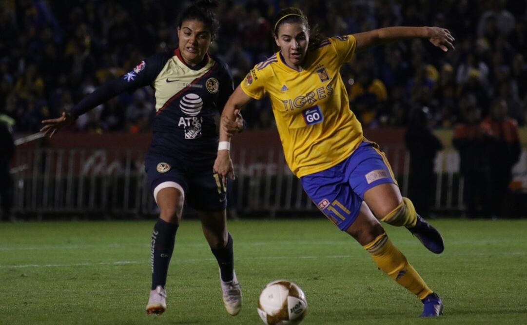 Jugadoras de Tigres y América disputando un balón en la final de la Liga MX Femenil. FOTO/IMAGO7