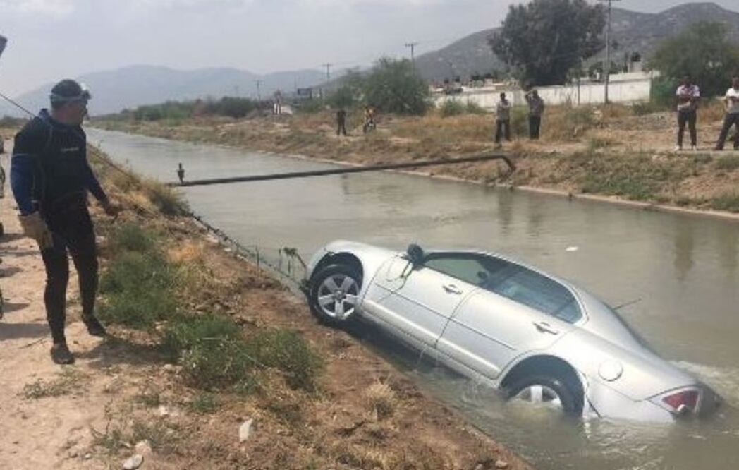 El vehiculo de Angélica fue “rescatado” por los Buzos Castañeda, un grupo de voluntarios que se dedican a recuperar cuerpos ahogados u automóviles que se hunden en los canales (Foto: Especial)