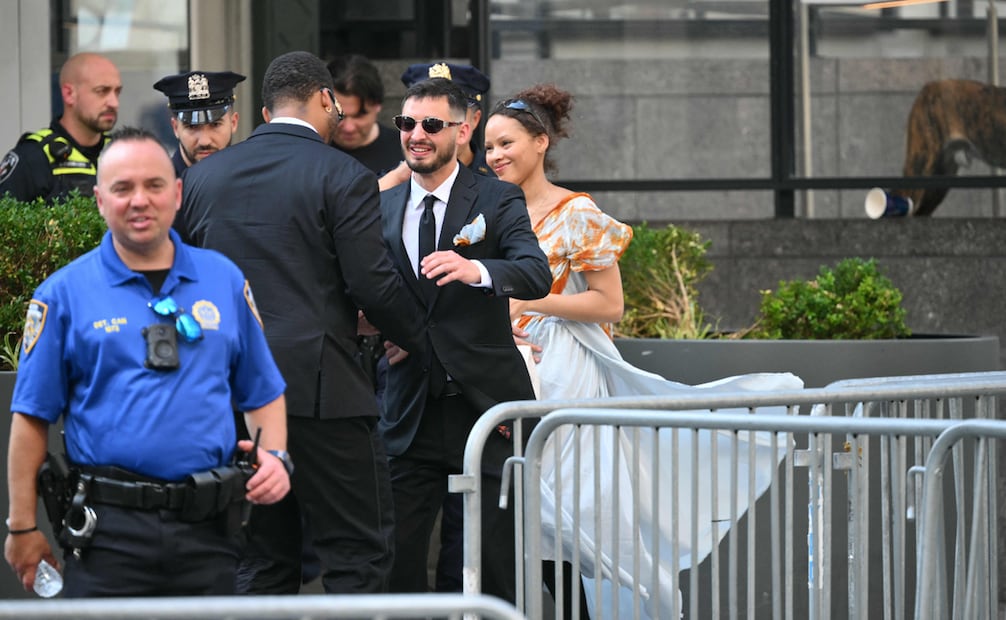 Personas llegan al Madison Square Garden, lugar señalado para las celebraciones de la boda de la cantante de pop Taylor Swift y el atleta profesional Travis Kelce, en la ciudad de Nueva York.
Foto de ANGELA WEISS / AFP