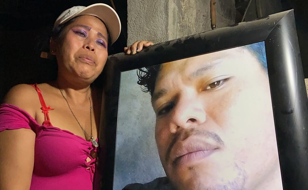 Tiene poco más de un año que Navidad no ve a su hijo. Lo último que supo de él es que fue detenido por la Guardia Nacional y, posteriormente, liberado en el municipio de Aguililla. Fotos: Carlos Arrieta. EL UNIVERSAL