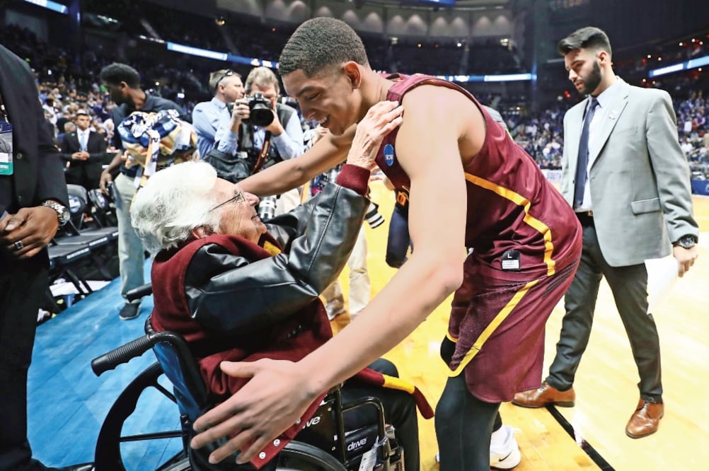 Jean Dolores Schmidt reza por la quinteta a la que apoya desde hace años. (GETTY IMAGES)