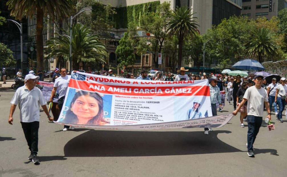 A un año de la desaparición de Ana Amelí en el Ajusco, marchan al Ángel de la Independencia; colocan memorial.
Foto: Karla Guerrero| El Universal