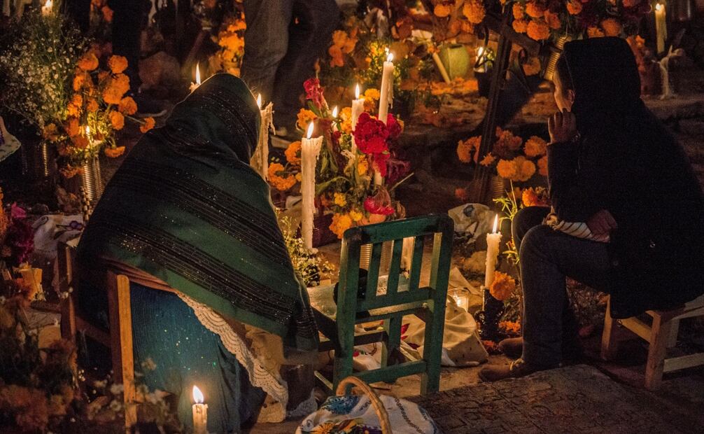 En Día de Muertos, en el cementerio de Janitzio las familias se sientan junto a las sepulturas de sus seres queridos. Foto: Pexels