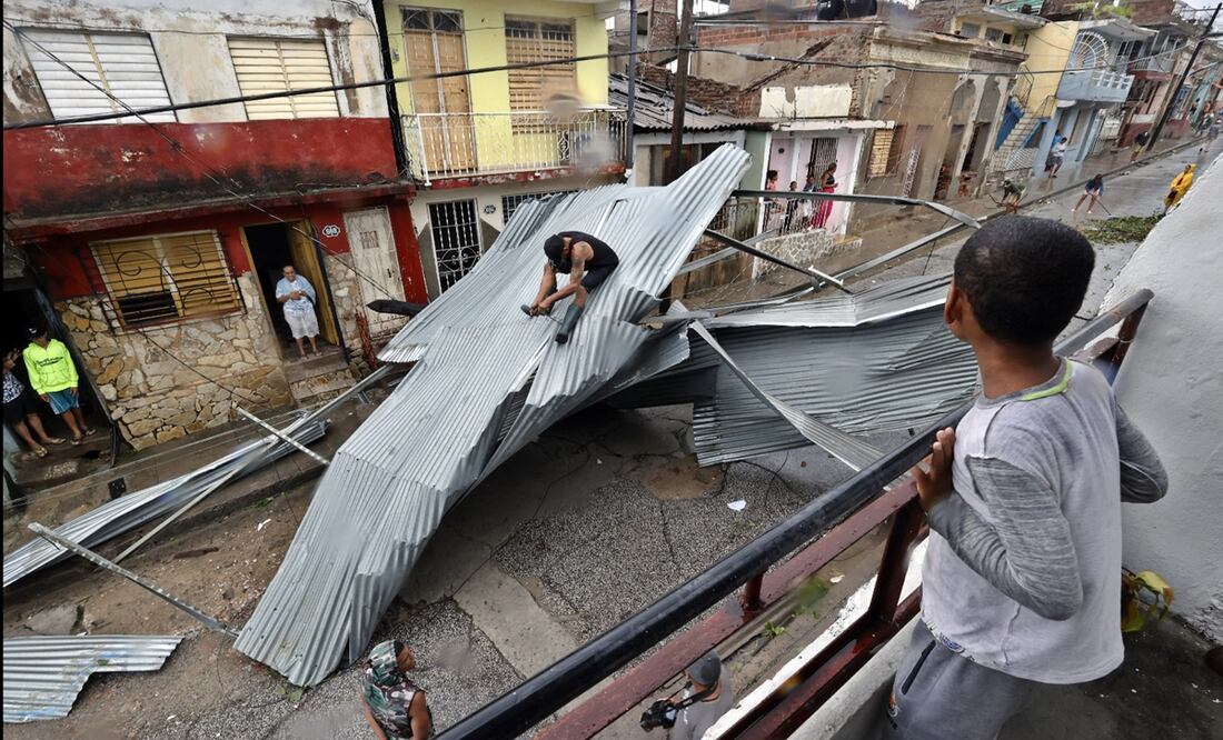 Un hombre trabaja en un techo a mitad de una calle de Santiago de Cuba, tras el paso del huracán Melissa, en Cuba, el miércoles 28 de octubre de 2025. Foto: EFE