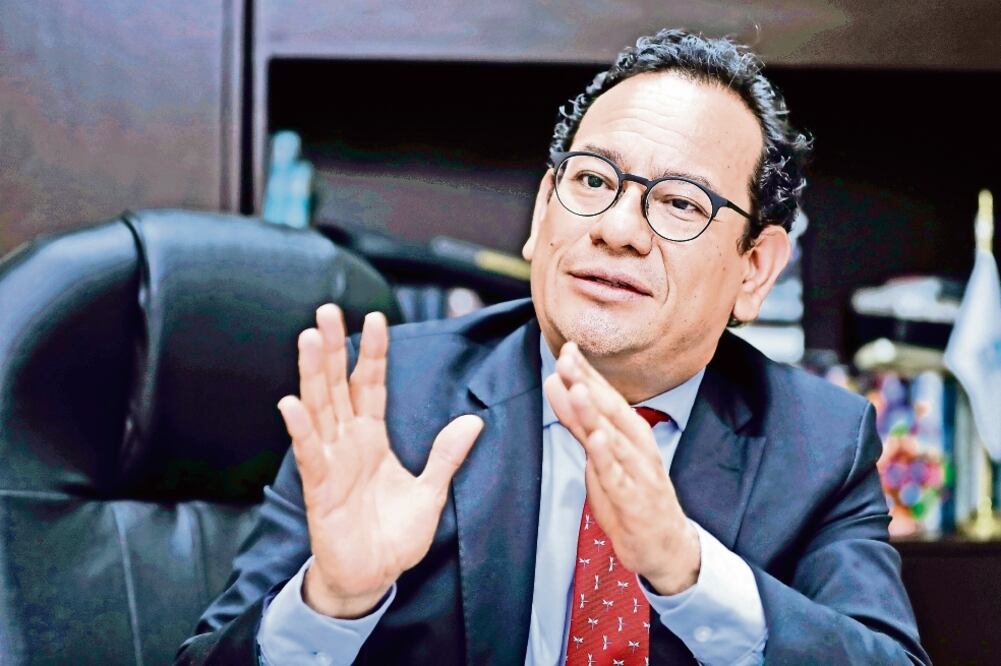 Renuncia a la presidencia del InfoDF y se va a Morena