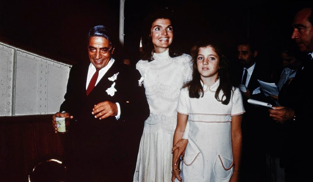 Aristóteles Onassis, Jacqueline Kennedy y Caroline Kennedy. Jacqueline lució un vestido de Valentino en su boda con el magnate. Foto: Getty Images