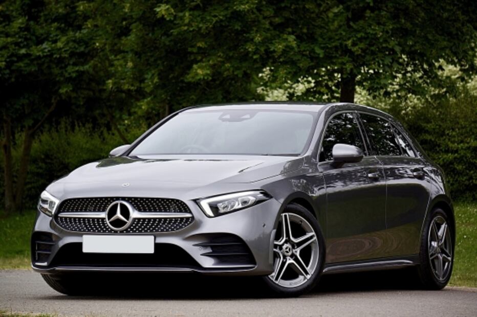 Joven se compra con donaciones un auto de lujo