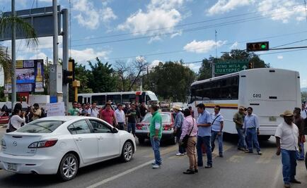 Maestros realizan bloqueo frente al IEEPO