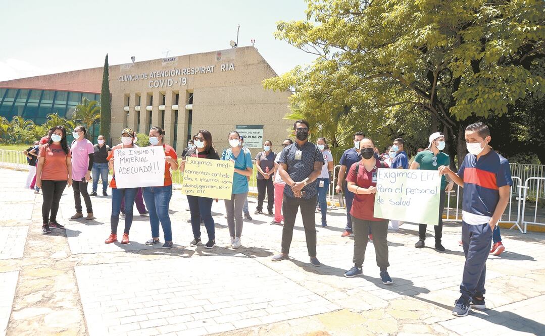Personal médico de la Clínica de Atención Respiratoria Covid-19 en Tuxtla Gutiérrez, Chiapas, protestó ayer para exigir insumos y material adecuado para atender a los pacientes. Foto: JACOB GARCÍA. EL UNIVERSAL