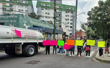 Bloquean Calzada de Tlalpan y Periférico operadores de pipas por falta de agua