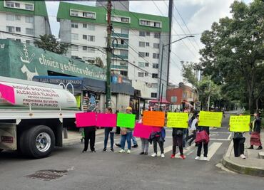 Bloquean Calzada de Tlalpan y Periférico operadores de pipas por falta de agua