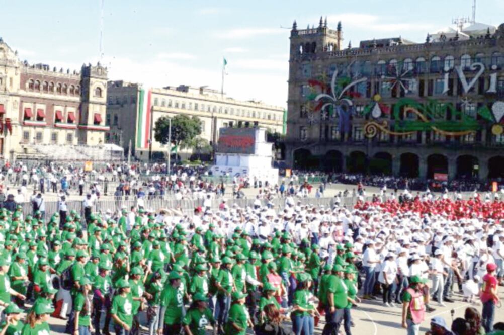 Capitalinos formaron la palabra México en la plancha del Zócalo. FOTO: SUGHEY BAÑOS. EL UNIVERSAL