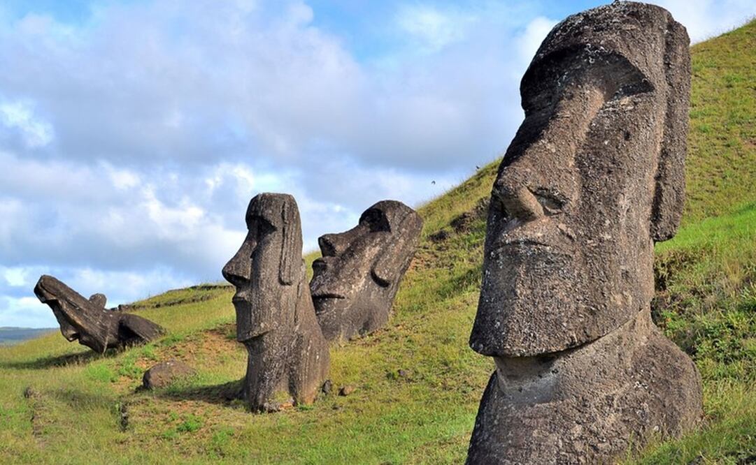 Unas mil estatuas de piedra, conocidas como moáis, se alzan en la Isla de Pascua. Foto: Getty Images