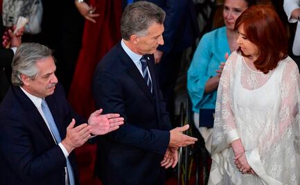 Cristina Kirchner saluda con frialdad a Macri; se niega a firmar con el mismo bolígrafo