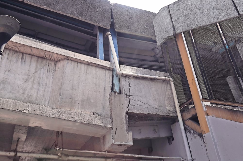 Vista desde afuera, en la estación Pantitlán se observan cuarteadas; hay zonas donde el piso está levantado, por lo que se han colocado escalones para que los usuarios puedan atravesar los pasillos (ALEJANDRO ACOSTA. EL UNIVERSAL)