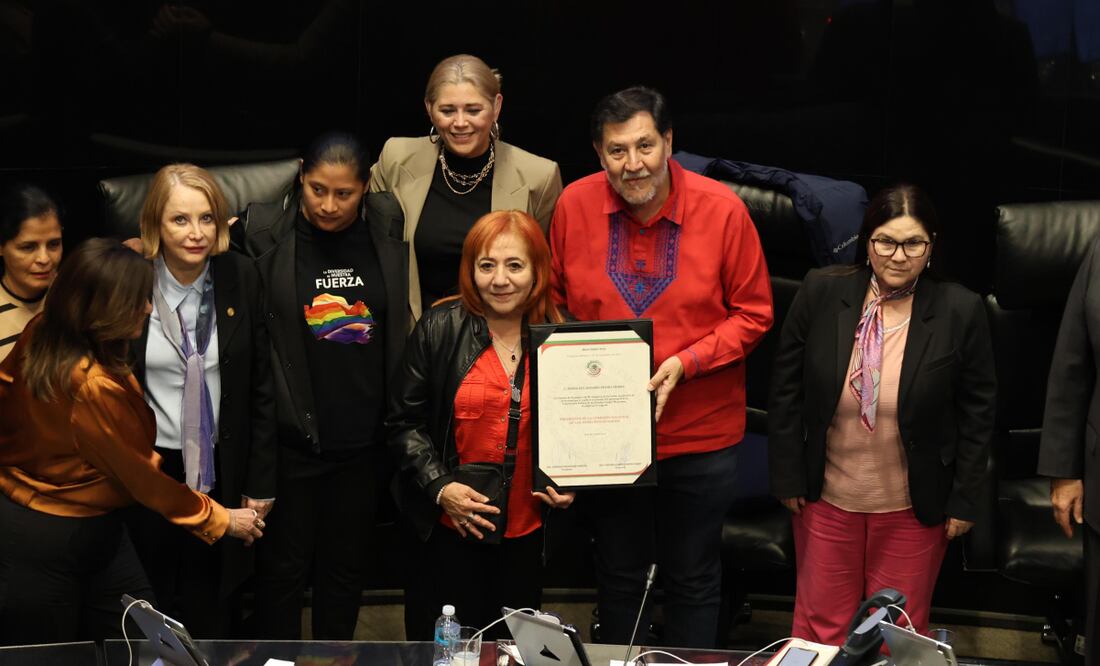 Rosario Piedra recibe su constancia. Foto. Diego Israel / EL UNIVERSAL