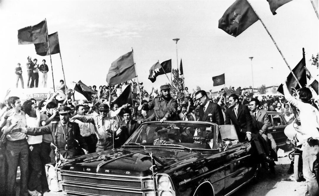 Imagen del 10 de noviembre de 1971 del cubano Fidel Castro con Salvador Allende en la capital chilena. Foto: AP