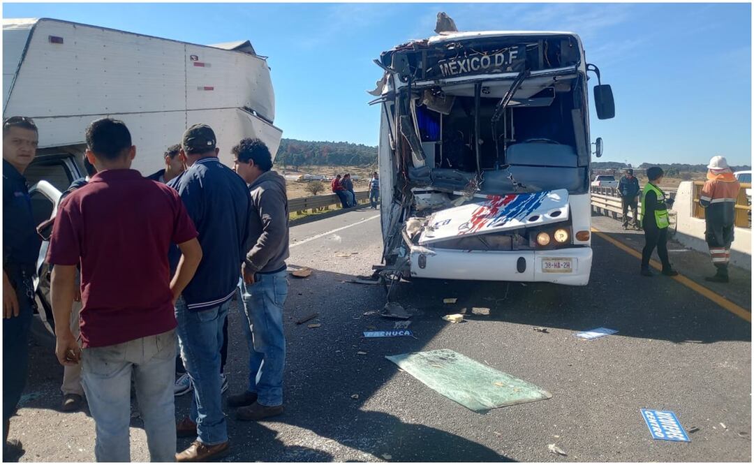 Una unidad de transporte público de la línea Tizayuca, Hidalgo, se impactó contra una camioneta de doble rodada, cuyo incidente dejó 5 personas heridas (21/01/2025). Foto: Especial
