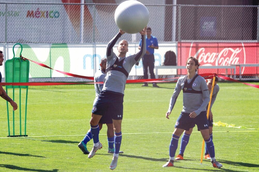 El centrocampista Édgar Méndez y compañía, durante la práctica. (RAFAEL VADILLO. IMAGO7)
