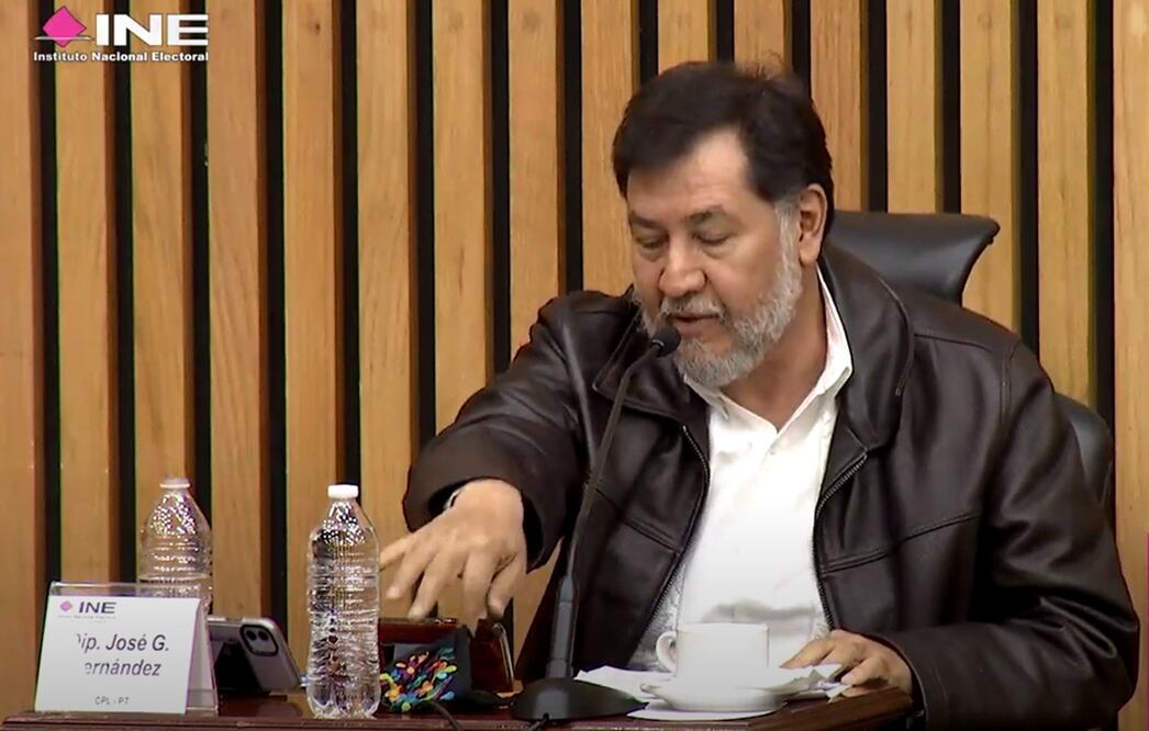 Gerardo Fernández Noroña no utilizó el cubrebocas correspondiente durante su participación. Foto: tomada de video