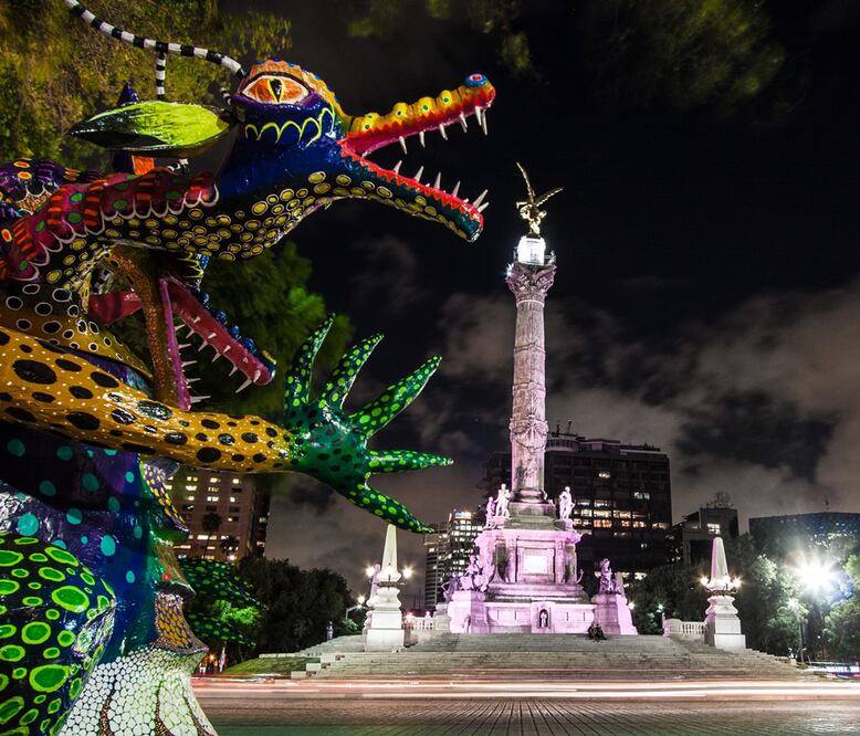 Desfile de alebrijes iluminados durante la noche de museos.  (Foto: iStock)