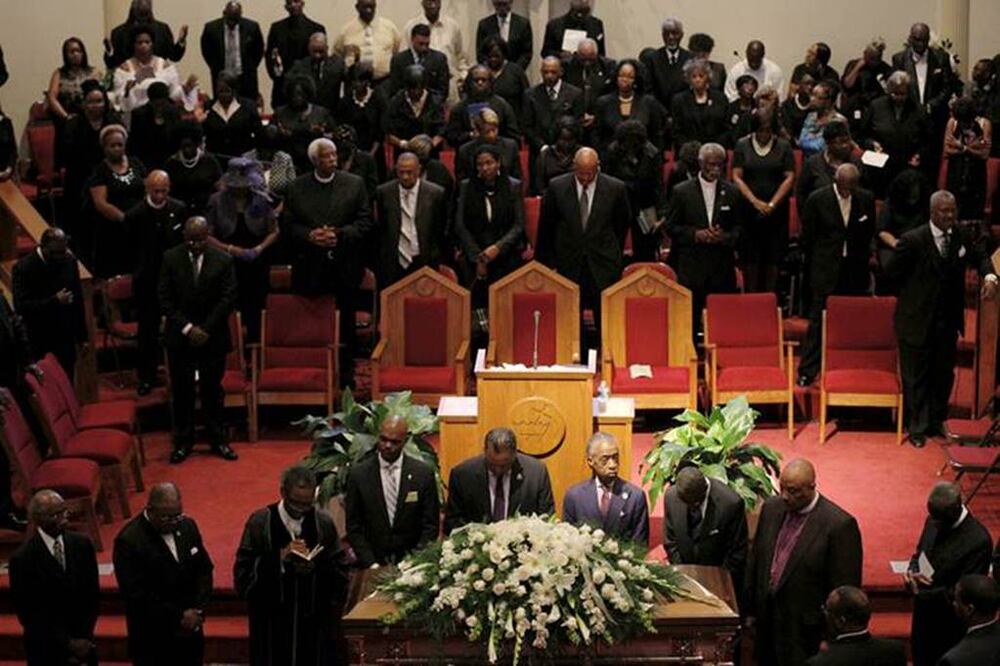 Entre agentes de policía que montaban guardia y verificaban bolsos, la gente arribó al primer oficio fúnebre por las víctimas de la masacre en la histórica iglesia negra. Foto Reuters