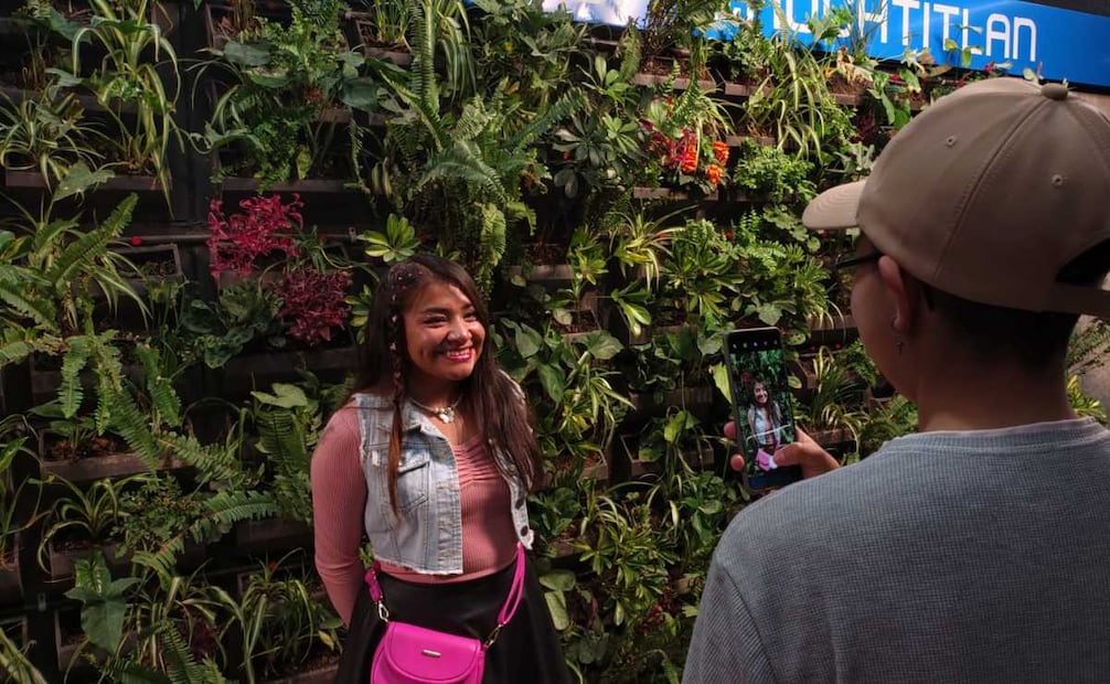 Pasajeros llenan de selfies la estación Zócalo; muros verdes se vuelven un atractivo.
Foto: Arantxa Meave