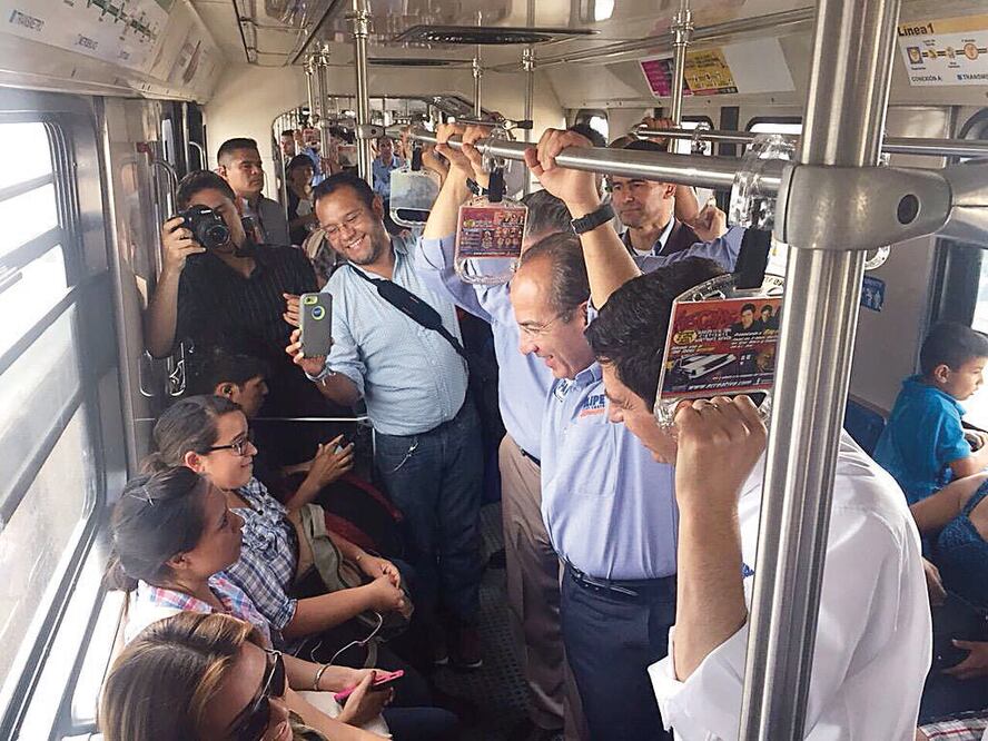 Felipe Calderón viajó ayer —de Monterrey al municipio de Guadalupe— con Felipe Cantú, aspirante del PAN a gobernador de  Nuevo León