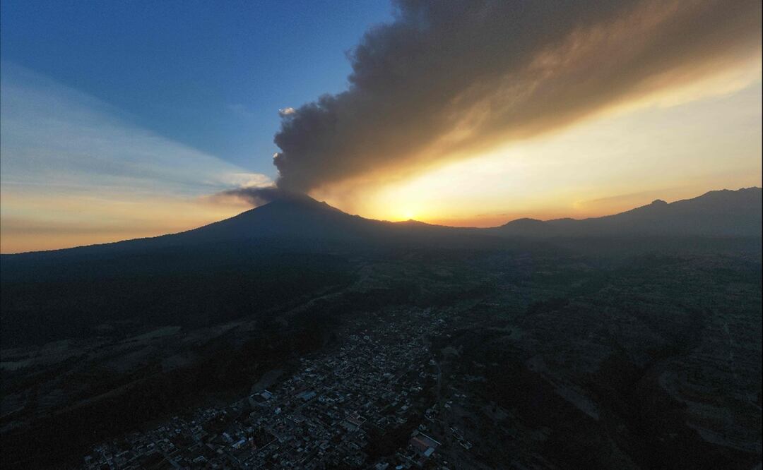 Popocatépetl arrojando cenizas al aire, en las afueras de la Ciudad de México. Foto: Especial