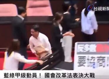 Legisladores del oficialismo y la oposición en Taiwán se agarran a golpes en plena sesión