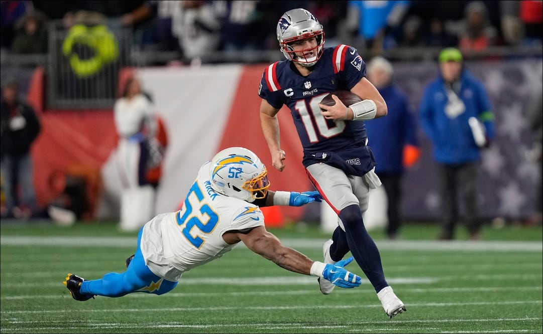 El quarterback de los Patriots, Drake Maye (10), supera la tacleada del linebacker Khalil Mack (52), de los Chargers. FOTO: AP