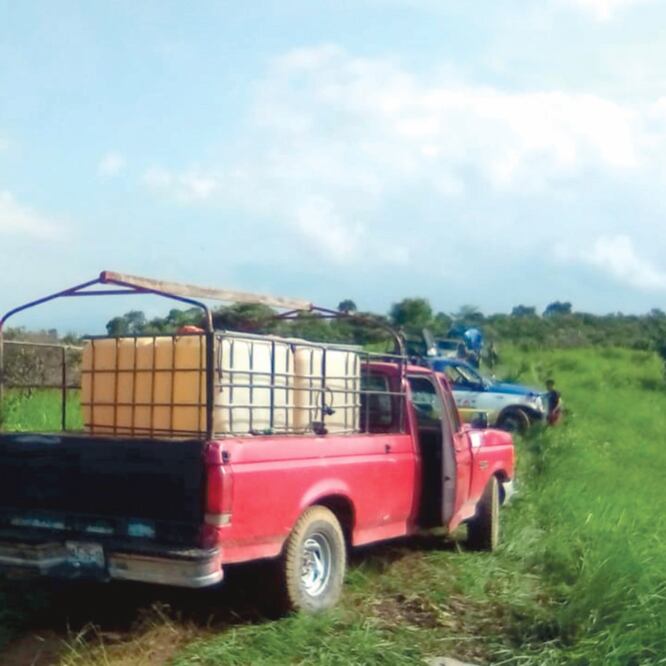 En un camino que conduce de Barrio Nuevo en Matías Romero, a Paso Guayabo, se aseguraron 10 vehículos con alrededor de 16 mil 500 litros de hidrocarburo. (ESPECIAL)