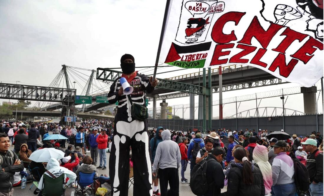Integrantes de la CNTE bloquean los accesos a la Terminal 1 y 2 del Aeropuerto Internacional de la Ciudad de México. Foto: Carlos Mejía/EL UNIVERSAL