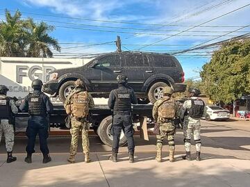 Aseguran armas y vehículos abandonados en el poblado de Oso Viejo, Sinaloa; encuentran presunta droga