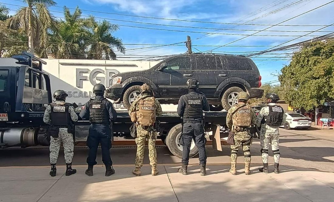 Elementos del ejército, Guardia Nacional y la Policía Estatal aseguraron cuatro vehículos abandonados y distintas armas en el poblado de Oso Viejo, Sinaloa (20/02/2025). Foto: Especial