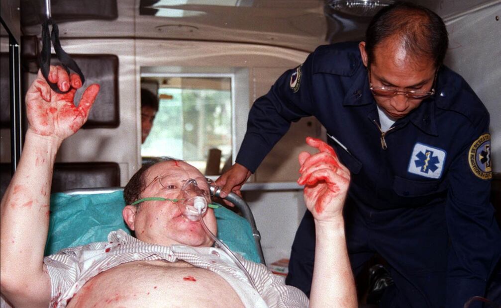 Momento en el que el actor Eduardo Manzano es trasladado al hospital tras ser baleado. Era agosto de 1998.