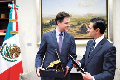 EPN condecora a parlamentario del Reino Unido