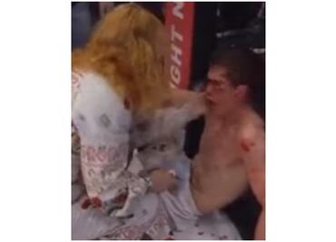 Madre cachetea a su hijo tras ser noqueado en pelea de MMA