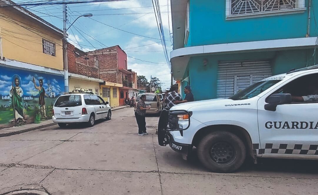Elementos de la Guardia Nacional resguardaban ayer la colonia Barrio Nuevo, en Irapuato, donde fueron asesinadas 11 personas la noche del martes 24 de junio. Foto: de Xóchitl Álvarez. El Universal