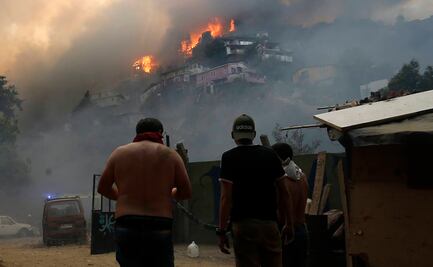 “Horrible, ver mi casa en llamas”, dice damnificado por incendio en Chile