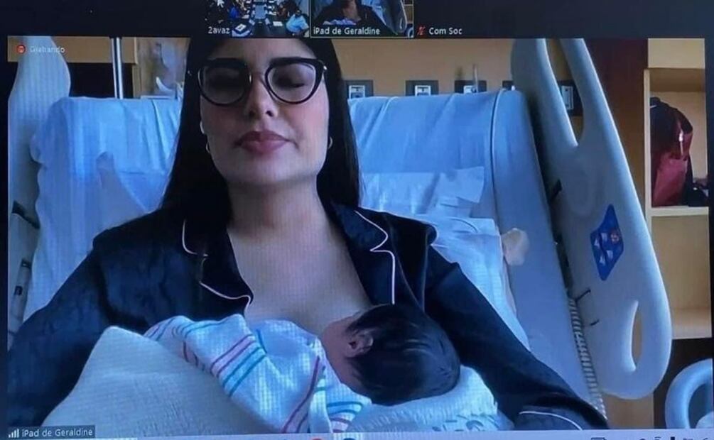 Geraldine Ponce amamanta a su hija en sesión de Cabildo. Foto: Especial