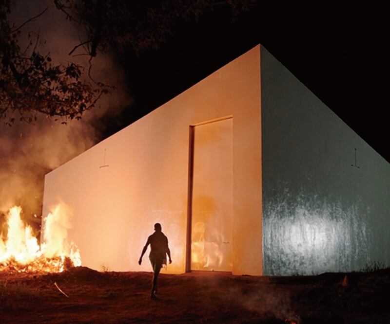 Imagen de la película White Cube, de Renzo Martens, donde se puede ver el edificio del museo en Lusanga. Foto: Cortesía del artista