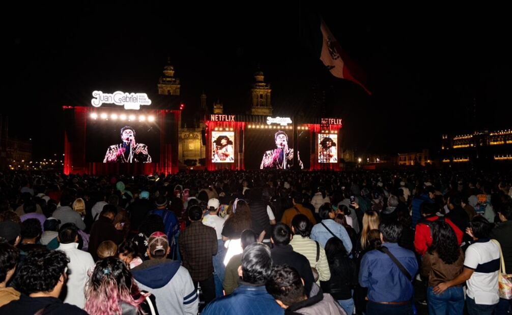 Los aplausos estallan cuando aparecen los arreglos sinfónicos del concierto original de 1990 proyectados en pantalla gigante. Foto: Hugo Salvador/EL UNIVERSAL.