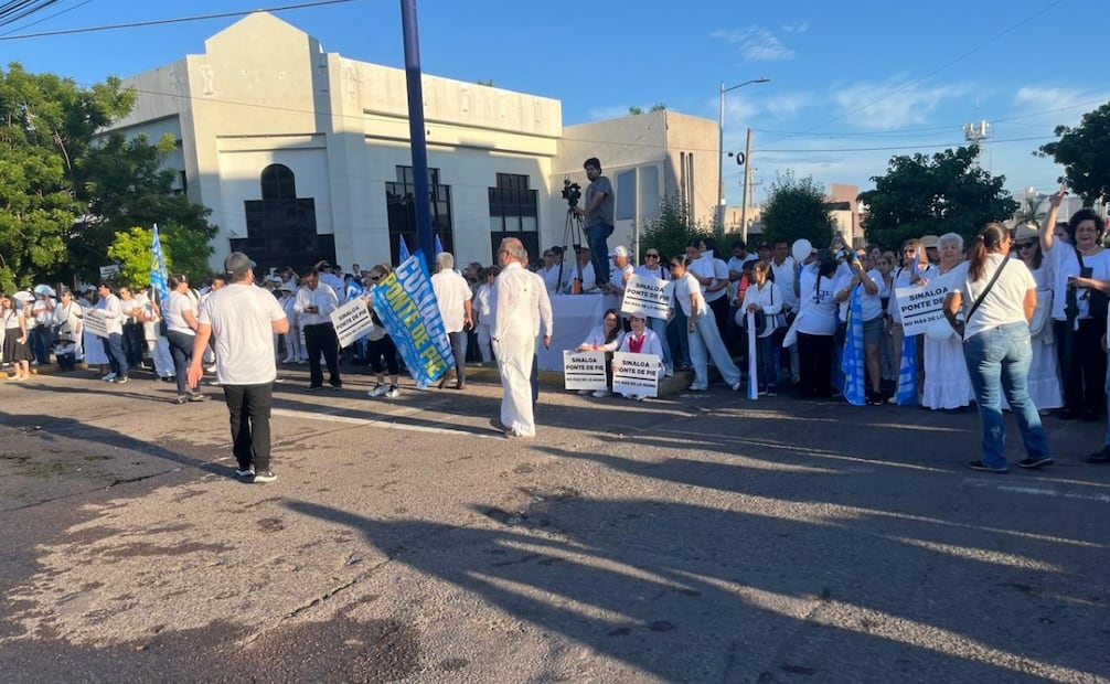 Obispo de la Diócesis de Culiacán, el monseñor Jesús José Herrera Quiñonez, dio la paz a los cientos de feligreses previo a la marcha de la paz este 13 de septiembre. Foto: Gabriel Cabrera / EL UNIVERSAL