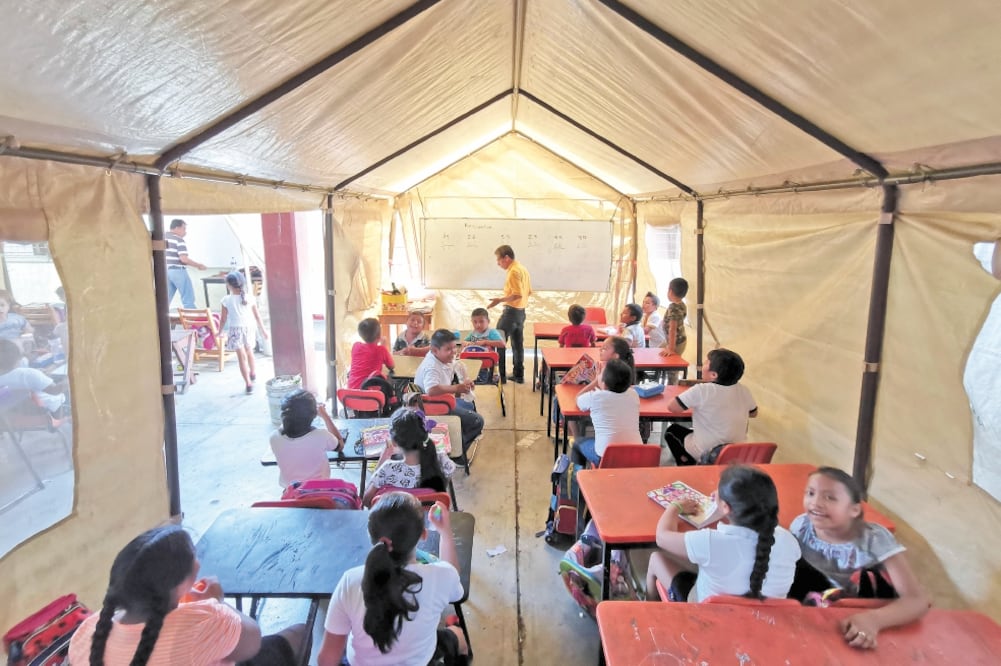 En la primaria Heliodoro Charis Castro los niños ya no pueden hacer ejercicio físico, pues permanecen dentro de las tiendas de campaña realizando actividades didácticas. Fotos: EDWIN HERNÁNDEZ. EL UNIVERSAL